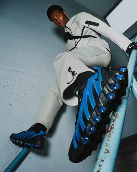 Man in trainingspak met Nike Airmax