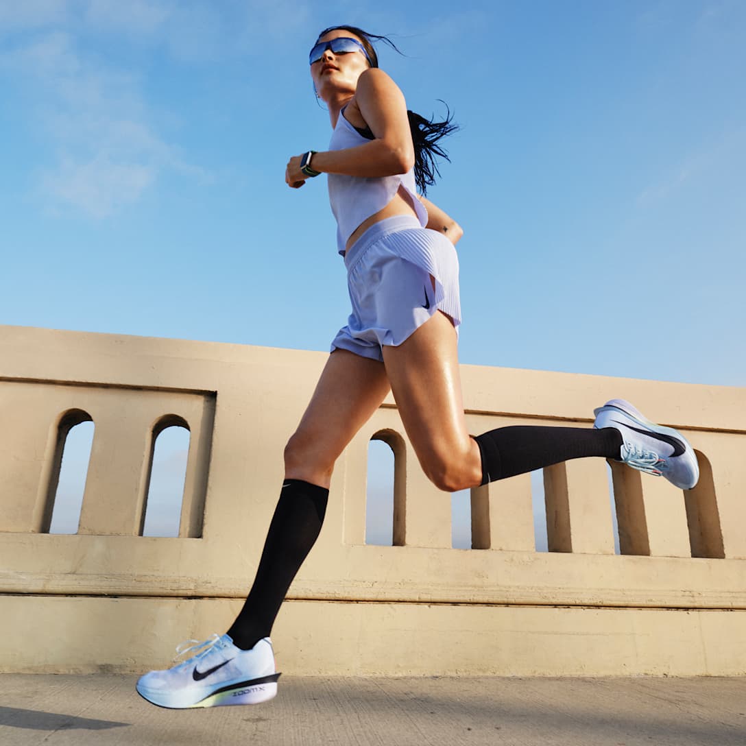 Vrouw met sportkleren die rent
